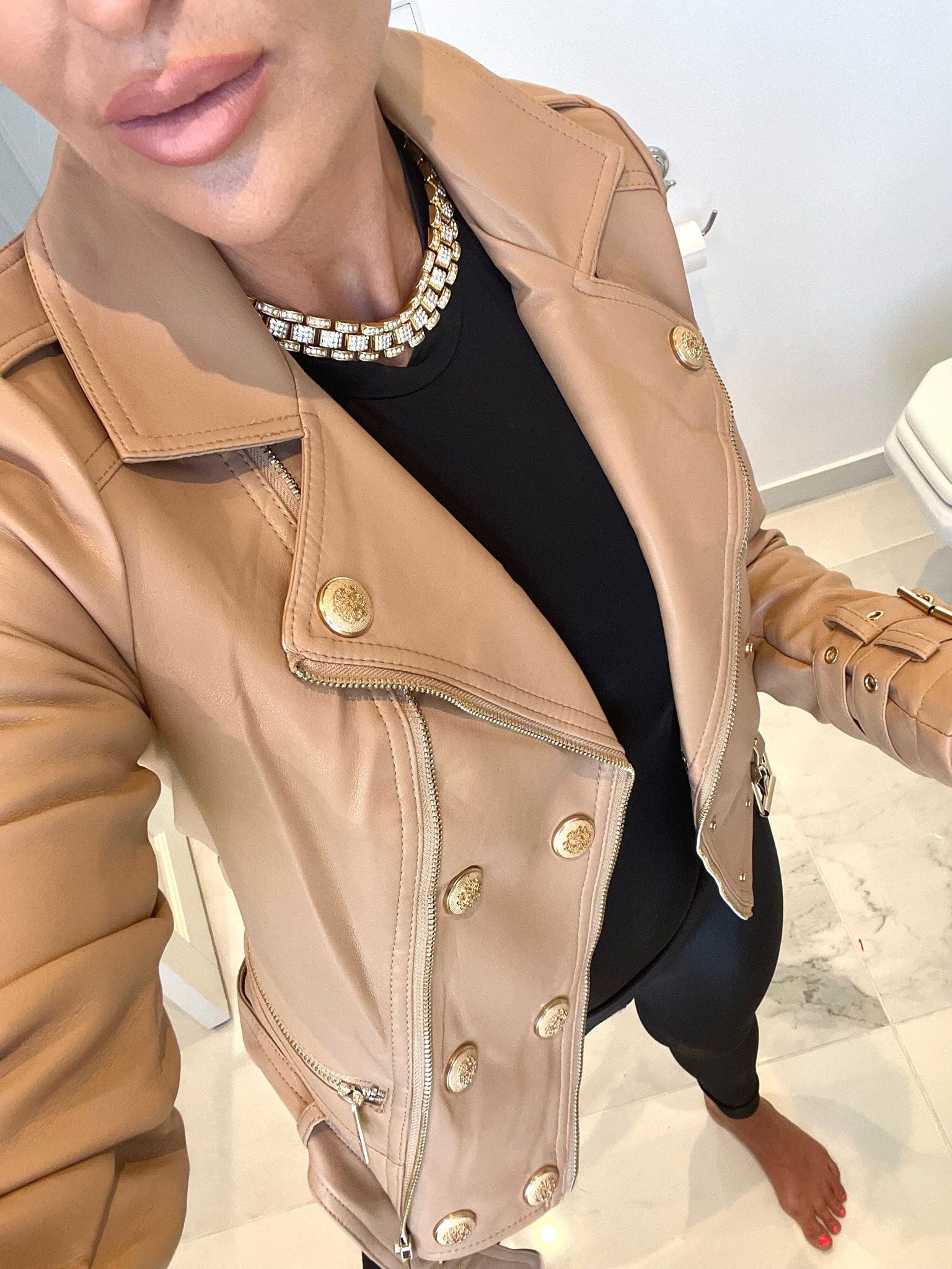 Mirel - Djärv jacka i läderlook med knappar och dragkedja - Camel